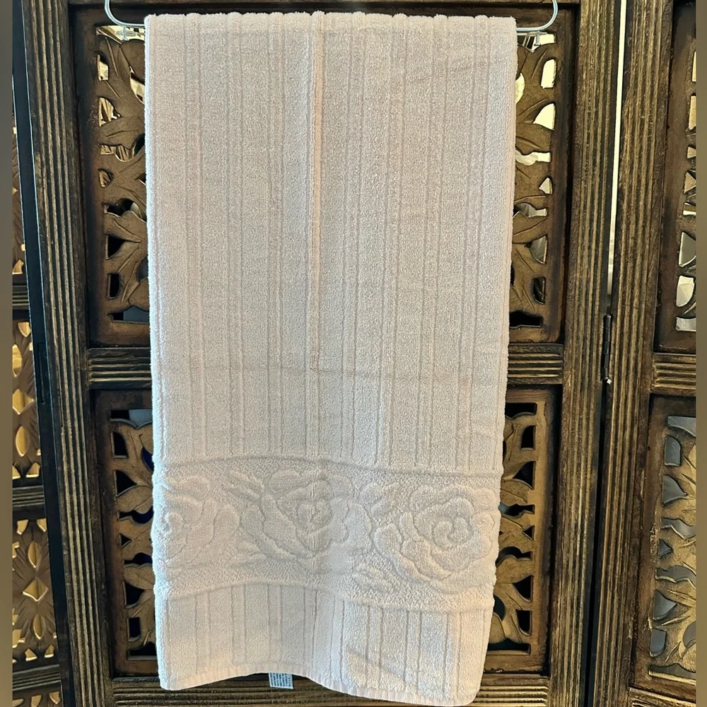 Vintage COLORMATE By Cannon Mills For Sears Light Pink Embossed Rose Bath Towel.